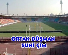 Ortak düşman suni çim