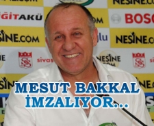 Mesut Bakkal imza atıyor