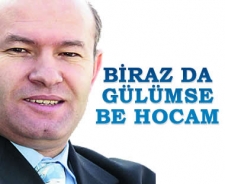 Biraz da gülümse be hocam