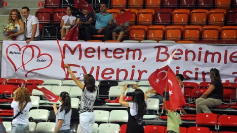 "Meltem benimle evlenir misin?"