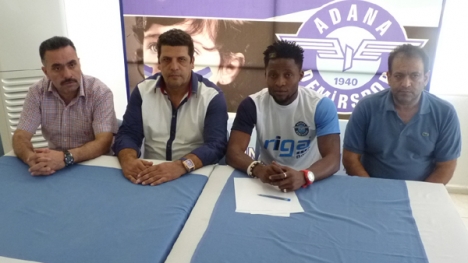 Adana Demirspor, Lawal'a imzayı attırdı...