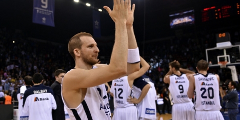 Anadolu Efes evinde zorlanmadı