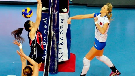 Voleybol'da Ankara derbisi İlbank'ın...