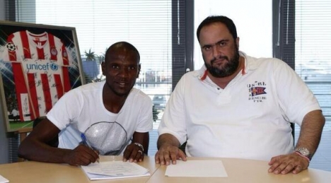 Abidal sonunda imzayı attı!