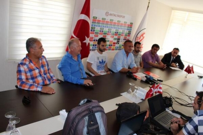 Antalyaspor'da iki imza birden..