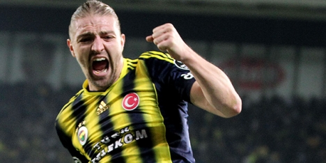 Caner, Fenerbahçe'ye imzayı attı..