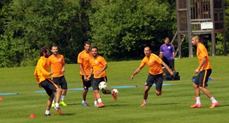 Galatasaray'da Melo ve Chedjou kampa katıldı..