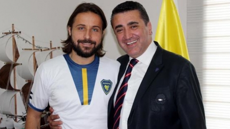 Emin Aladağ, Bucaspor'a imzayı attı..