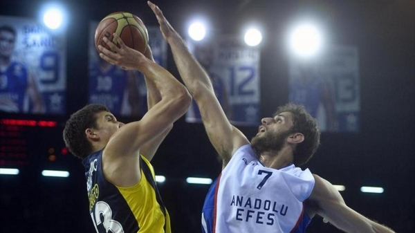 Anadolu Efes, Fenerbahçe Ülker'i farklı geçti!