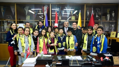 Çocuklar harçlıklarını Ankaragücü'ne verdi