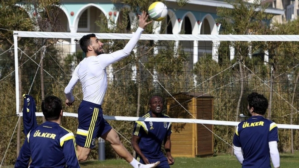 Fenerbahçe'li futbolcular plaj voleybolu oynadı