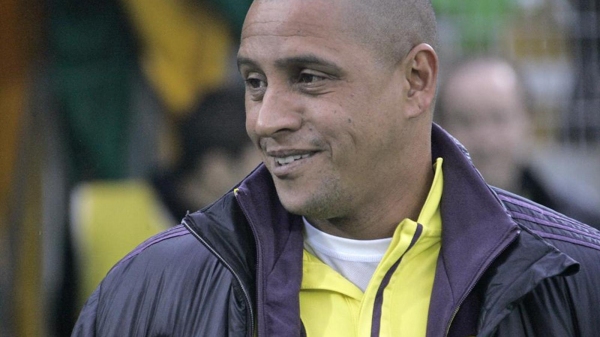 Roberto Carlos, Akhisar'la 1.5 yıllık sözleşme imzaladı