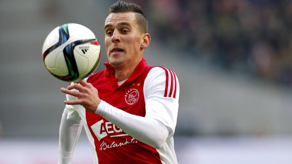 Ajaxlı futbolcu Milik, rakibine kramponunu fırlattı