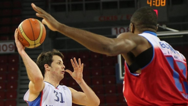 Anadolu Efes, TOFAŞ'ı farklı geçti