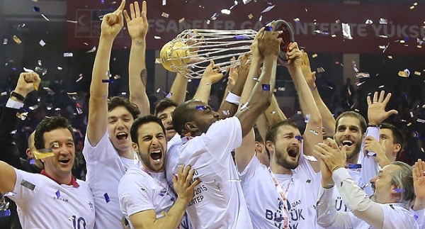 Anadolu Efes'in kupa sevinci