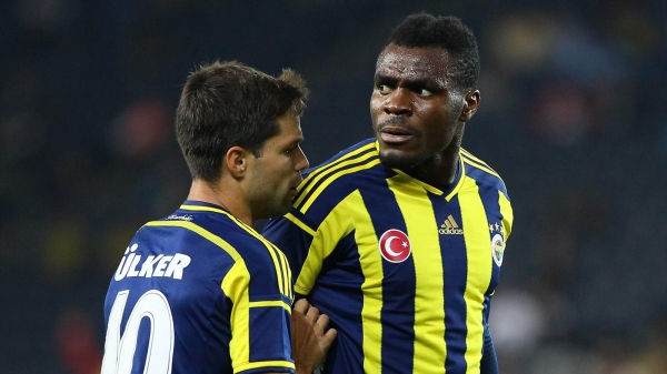 Emenike, Fenerbahçeli taraftarlarla küfürleşti!