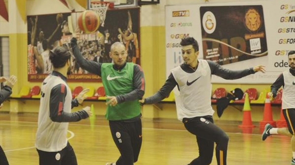 Galatasaraylı futbolcular basketbol maçı yaptı