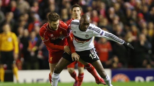 Liverpool - Beşiktaş maçında üç kişi sahaya girdi!