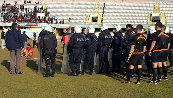 Ankara Demirspor - Van BŞB maçında olaylar çıktı...