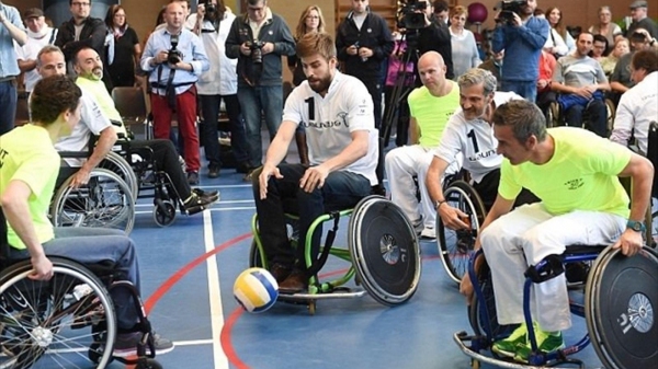 Pique tekerlekli sandalye basketbol etkinliğine katıldı