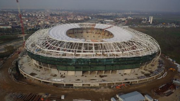 Timsah Arena'nın çimleri döşeniyor..