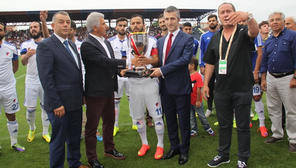 Düzcespor kupasını aldı