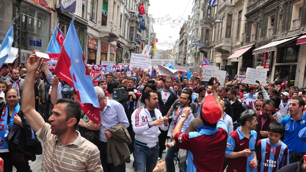 Trabzonspor taraftarı teröre tepki için yürüdü..