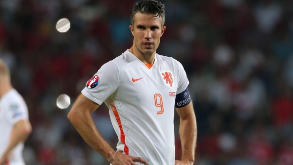 Robin van Persie Hollanda'yı ikiye böldü!