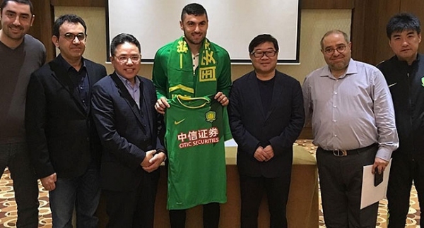 Burak, Beijing Guoan formasıyla poz verdi