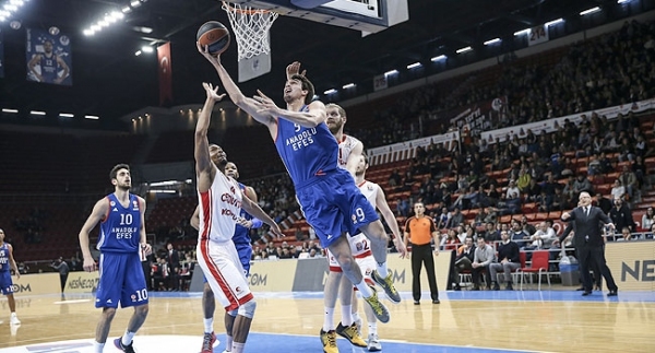 Anadolu Efes'ten kritik galibiyet