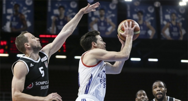 Derbide zafer Anadolu Efes'in