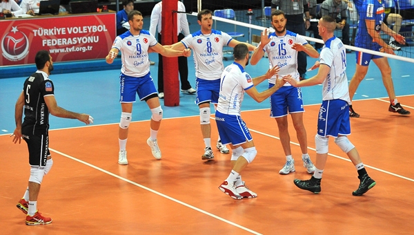 Halkbank ligi lider bitirdi