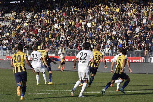 Manisa'da Ankaragücü'nün üstünlüğü göze çarpıyor