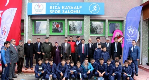 Rıza Kayaalp'in adı spor salonuna verildi