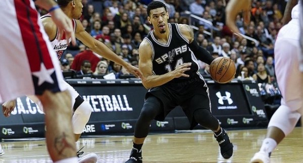 Spurs, Rockets'a dur dedi