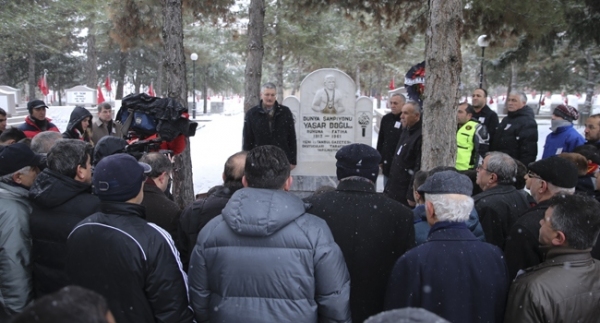 Yaşar Doğu kabri başında anıldı