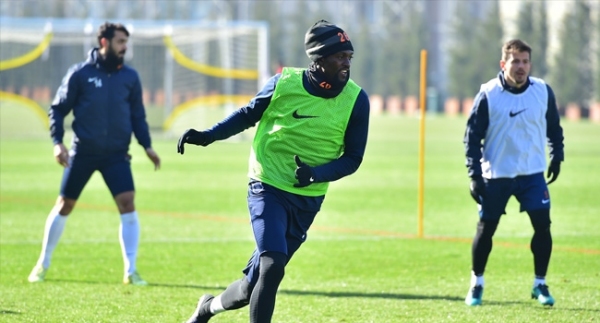 Adebayor: "Medipol Başakşehir'e ciddi projelerle geldim"