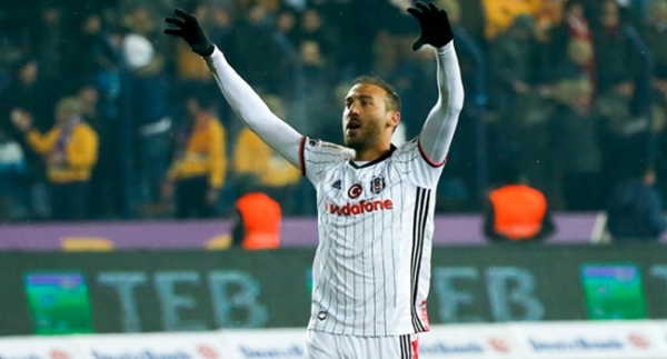 Maç öncesi Cenk Tosun'a ödül