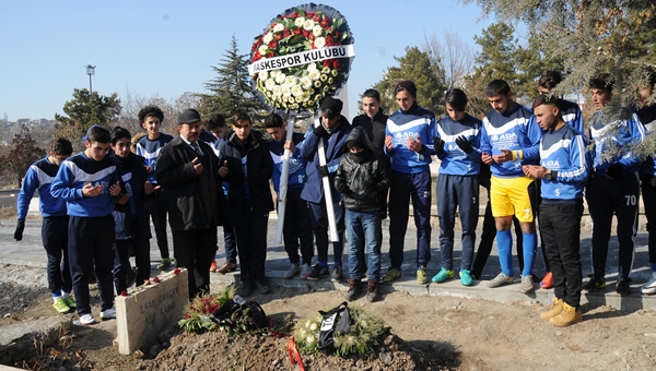 Maskespor, Cavcav'ı kabri başında andı