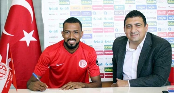 Antalyaspor, Maicon ile sözleşme imzaladı