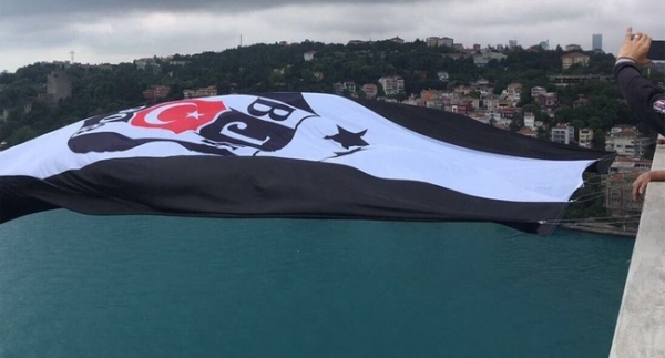 Boğaz köprülerinde Beşiktaş bayrağı