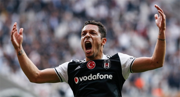 Beşiktaş'ta Adriano şoku