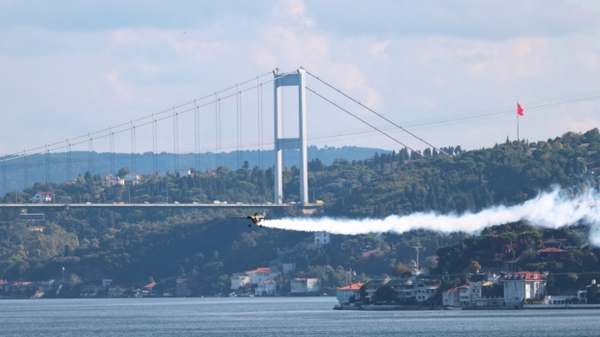 İstanbul Boğazı'nda gösteri uçuşu